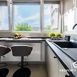 Spacious 104 B3 شقة